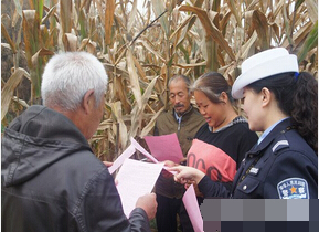 沁县公安局交警大队宣教民警深入田间地头为农民朋友讲授道路交通安全知识...