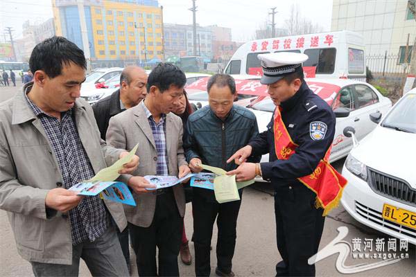 临汾交警深入人员集中地宣传交通安全 _看图王 拷贝.jpg