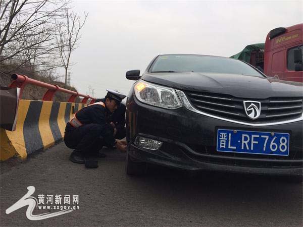 高速交警四支队民警对帮助受困车辆_看图王 拷贝.jpg