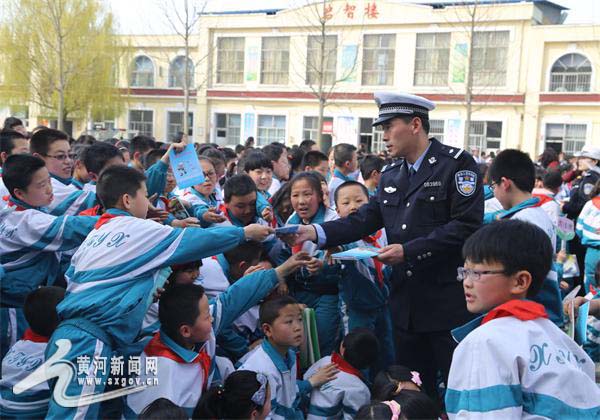 发放安全教育读本_看图王 拷贝.jpg