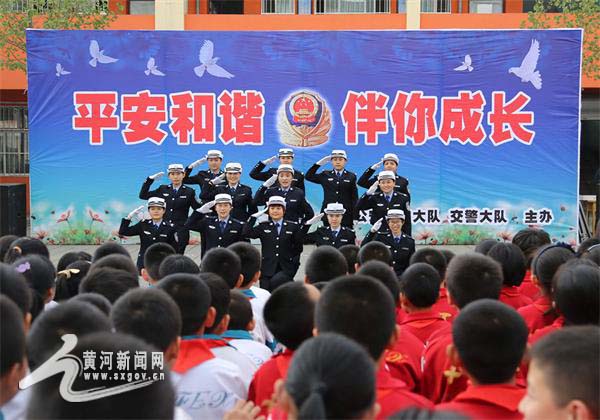 民警自编自演舞蹈1_看图王 拷贝.jpg