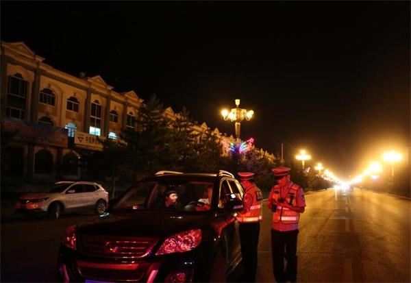 交警交叉执法查酒驾图3.jpg