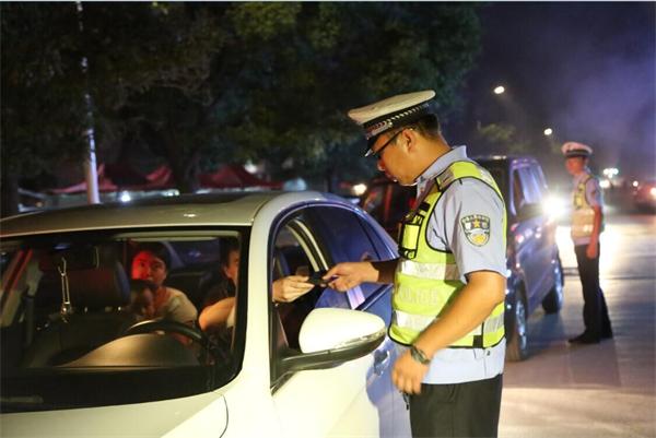 交警交叉执法查酒驾图1.jpg