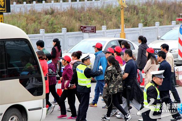 忻州交警支队民警在景区维持交通秩序 拷贝.jpg