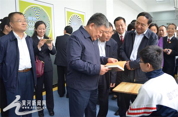 参观读书走廊.jpg