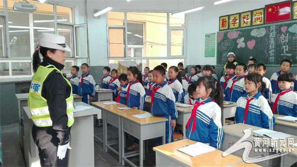 民警向孩子门讲授交通安全知识 拷贝.jpg