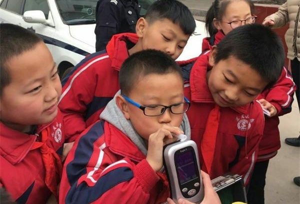警车做舞台1_看图王.jpg