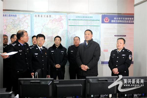 刘杰在通过视频监控系统查看了全省路面交通情况_看图王 拷贝.jpg