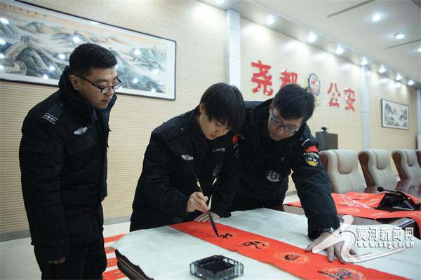 民警书写春联_看图王 拷贝.jpg